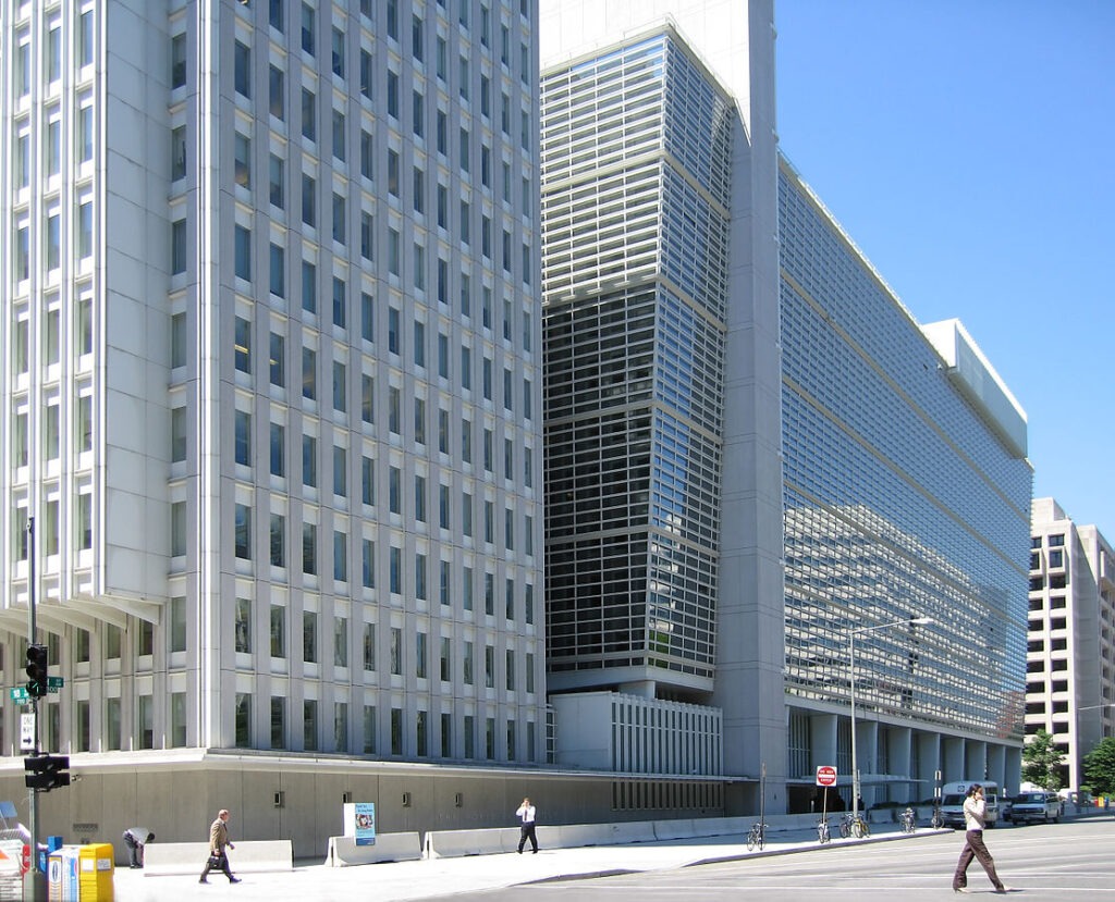 1112px-World_Bank_building_at_Washington (1)