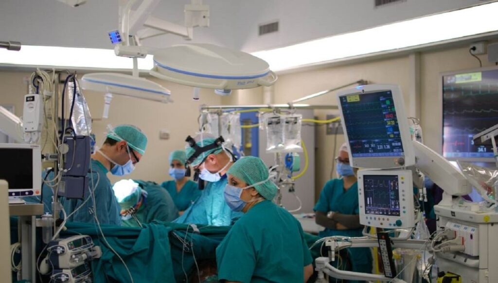 1200px-Cardiac_surgery_operating_room
