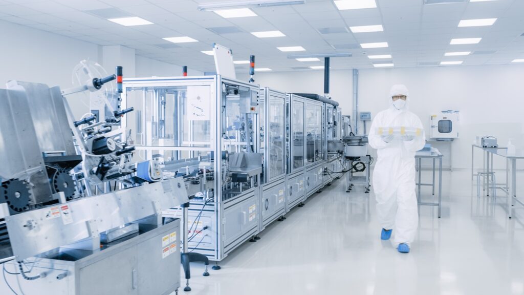 Shot,Of,Sterile,Pharmaceutical,Manufacturing,Laboratory,Where,Scientists,In,Protective